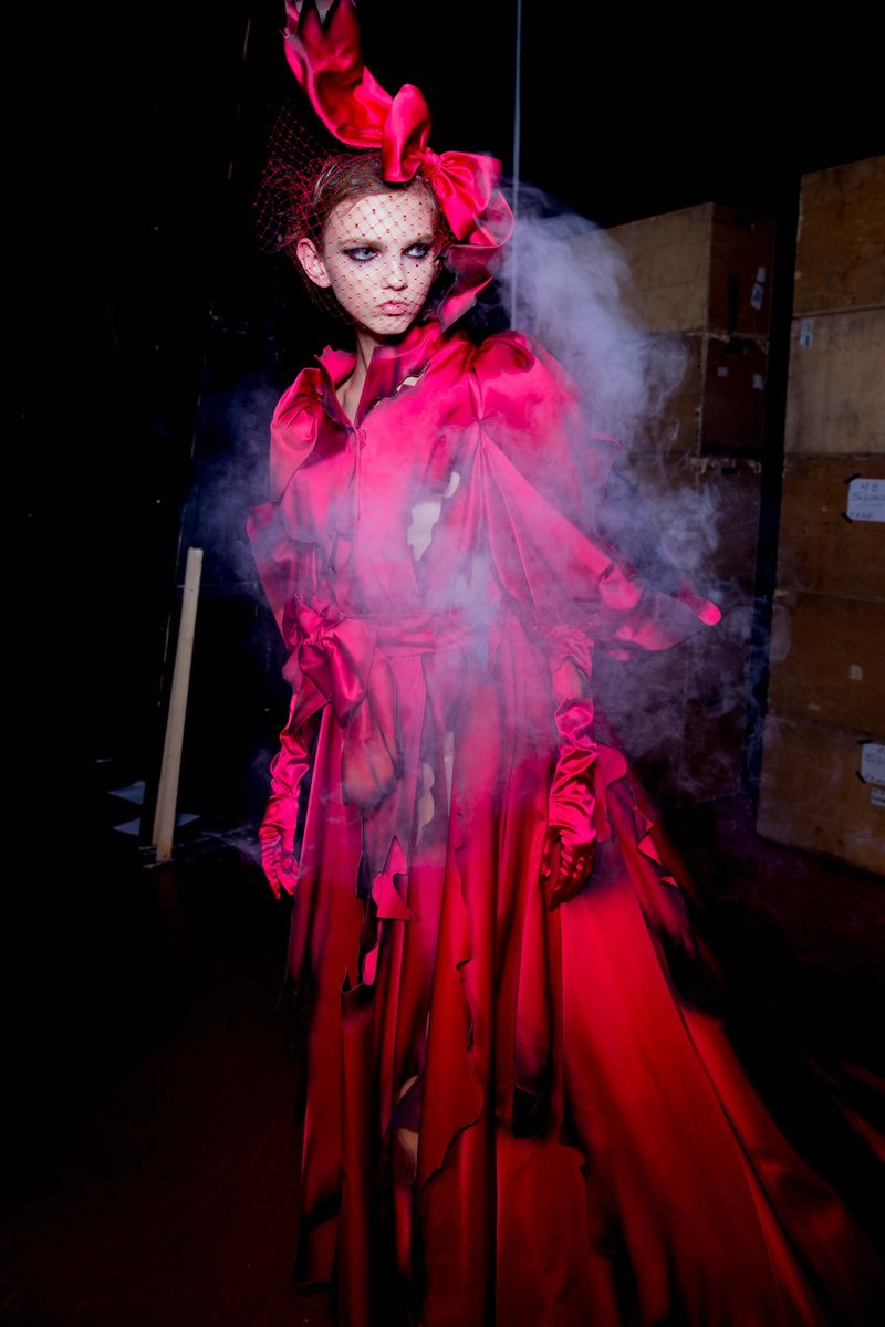 موسكينو يوقد النيران في عرضه!